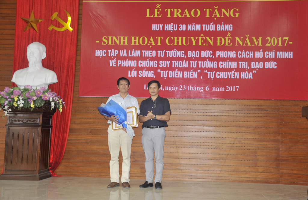 Trao tặng huy hiệu 30 năm tuổi Đảng và Sinh hoạt chuyên đề “Học tập và làm theo tư tưởng, đạo đức, phong cách Hồ Chí Minh về phòng chống suy thoái tư tưởng chính trị, đạo đức lối sống, “tự diễn biến”, “tự chuyển hóa”