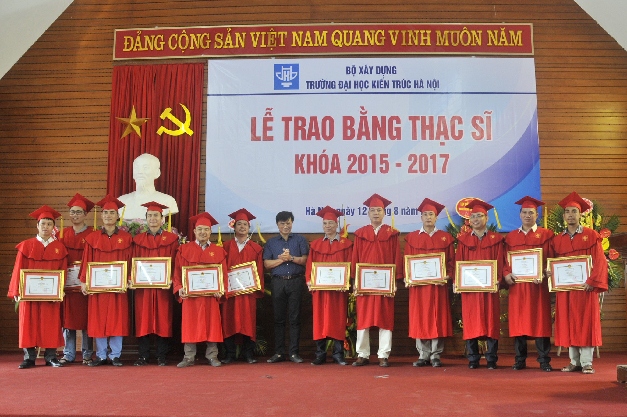 Trường Đại học Kiến trúc Hà Nội trao bằng tốt nghiệp cho 411 Tân Thạc sĩ