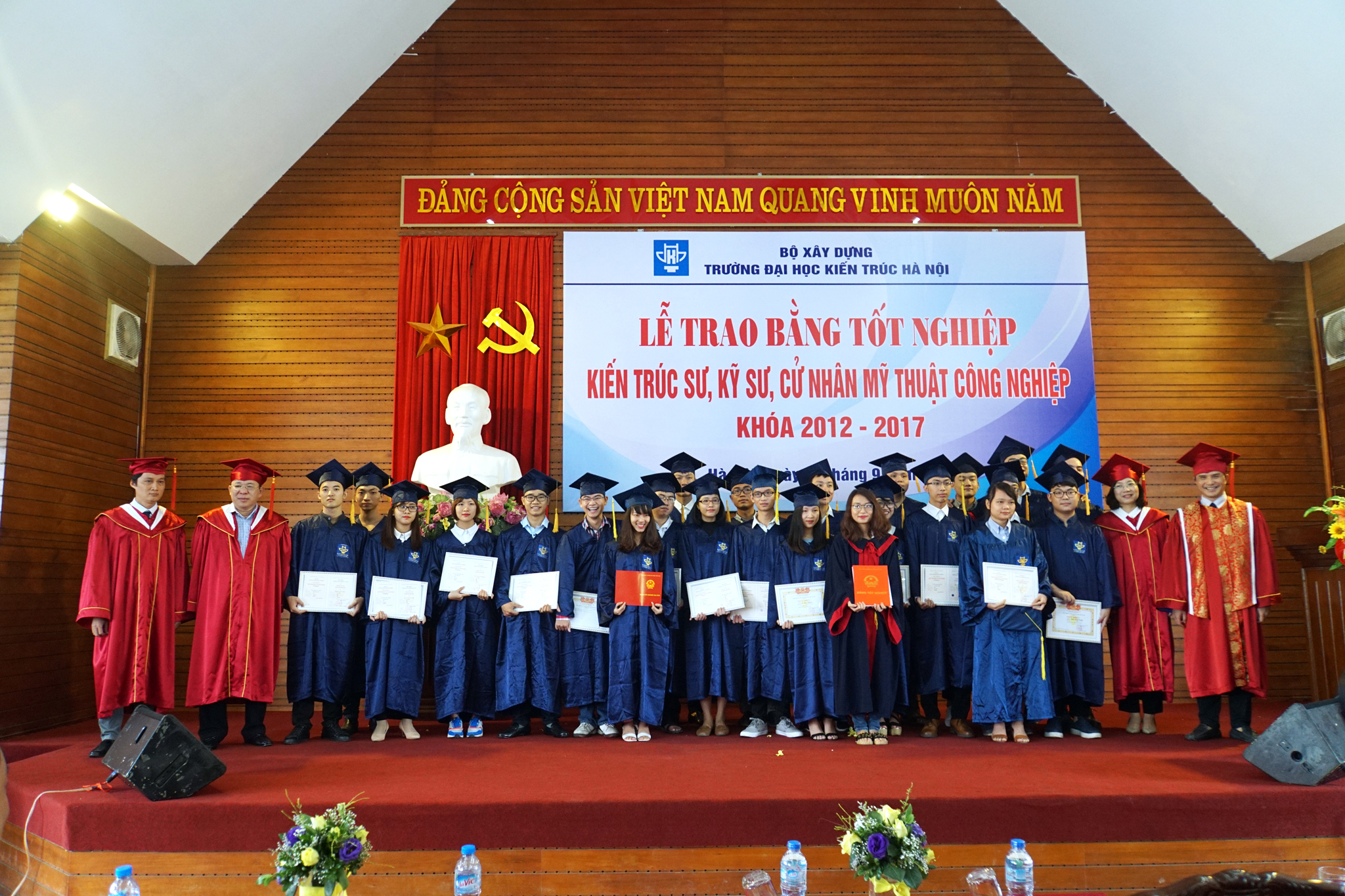 Đại học Kiến trúc Hà Nội trao bằng tốt nghiệp khóa  2012 - 2017 cho các tân Kiến trúc sư, Kỹ sư, Cử nhân Mỹ thuật công nghiệp