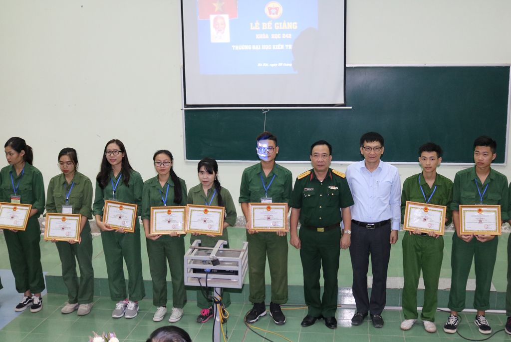 Trung tâm Giáo dục quốc phòng và an ninh trường Đại học sư phạm Thể dục thể thao Hà Nội bế giảng khóa học 242 Trường Đại học Kiến trúc Hà Nội