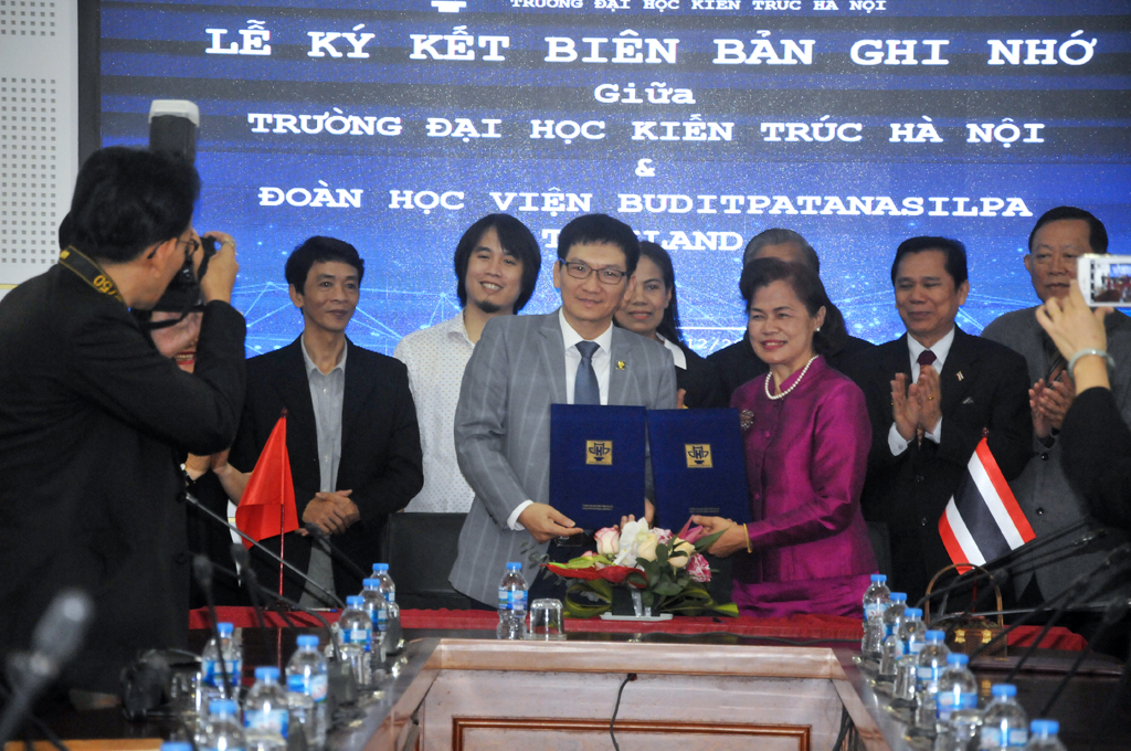 Ký kết biên bản ghi nhớ hợp tác giữa Trường Đại học Kiến trúc Hà Nội  và Học viện Bunditpatanasilpa, Thái Lan