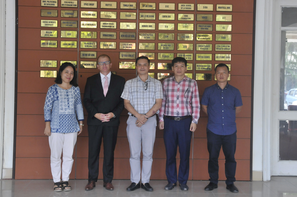 Hiệu trưởng Trường Đại học Kiến trúc Hà Nội tiếp và làm việc với Giáo sư Dominique Laffly - Đại học Kiến trúc quốc gia Toulouse Pháp