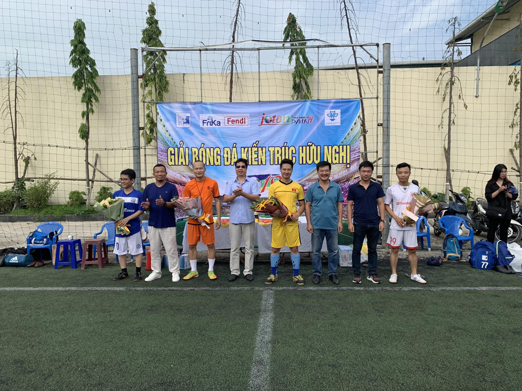 Đội bóng giảng viên Khoa Kiến Trúc và Khoa Nội thất Mỹ thuật Công nghiệp (liên quân Kiến trúc - Mỹ Thuật) giành Cup vô địch giải bóng đá Hữu Nghị 2019