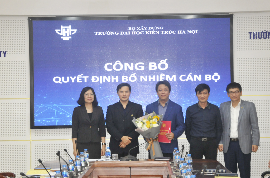 Trao quyết định bổ nhiệm lại cán bộ