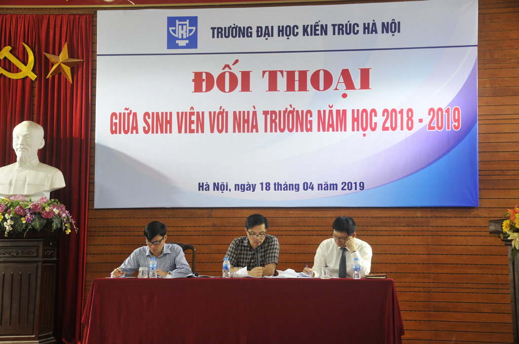 Đối thoại giữa Lãnh đạo Trường Đại học Kiến trúc Hà Nội với sinh viên hệ chính quy năm học 2018 - 2019