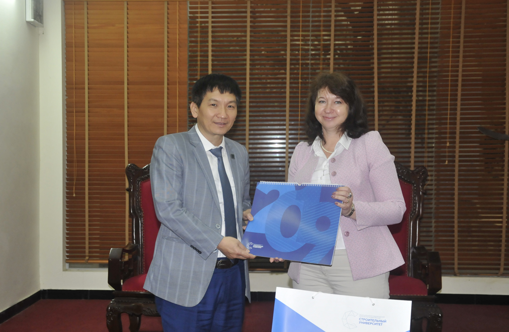 Tiếp và làm việc với Trường Đại học Kỹ thuật Xây dựng Moskva, Liên bang Nga