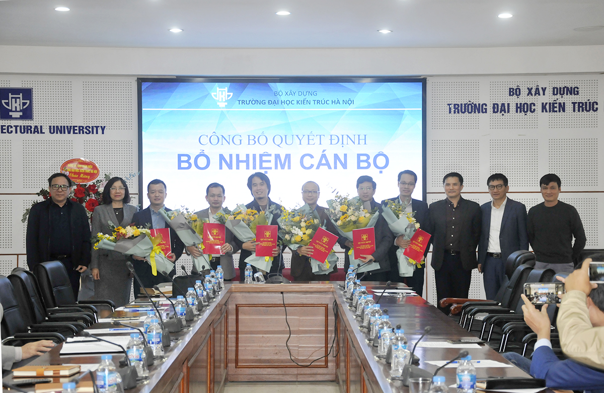 Trao quyết định bổ nhiệm và bổ nhiệm lại cán bộ