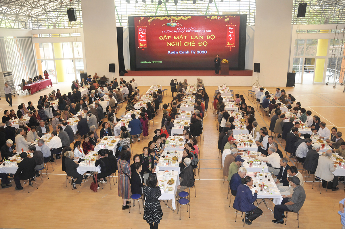 Đầm ấm buổi gặp mặt cán bộ hưu trí Trường Đại học Kiến trúc Hà Nội đầu Xuân Canh Tý