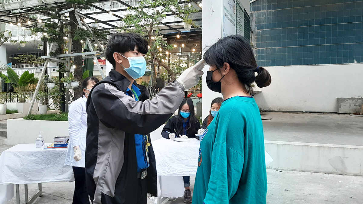 Công tác phòng dịch Covid-19 trong ngày đầu đón tiếp sinh viên quay trở lại học tập sau kỳ nghỉ kéo dài của Trường Đại học Kiến trúc Hà Nội