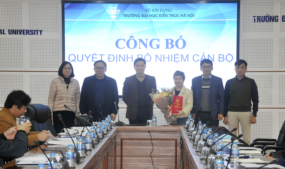 Trao quyết định bổ nhiệm lại cán bộ