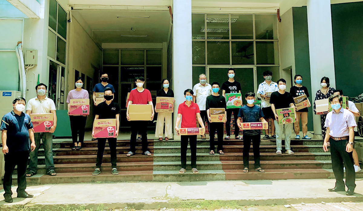 Thăm, động viên, tặng quà cho 94  sinh viên Lào, Campuchia và Việt Nam bị kẹt lại ký túc xá do dịch Covid 19