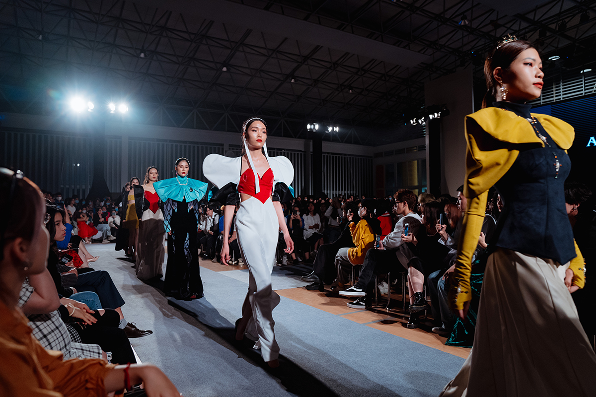 Show diễn tốt nghiệp ngành Thiết kế thời trang chuyên nghiệp tới mức cứ ngỡ lọt vào fashionshow