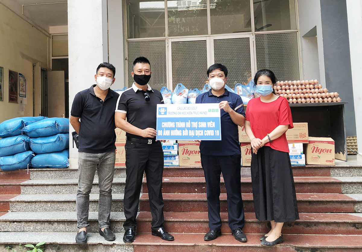 Câu lạc bộ Golf Trường Đại học Kiến trúc Hà Nội tặng 100 xuất quà cho sinh viên ký túc xá bị kẹt lại do dịch bệnh Covid - 19