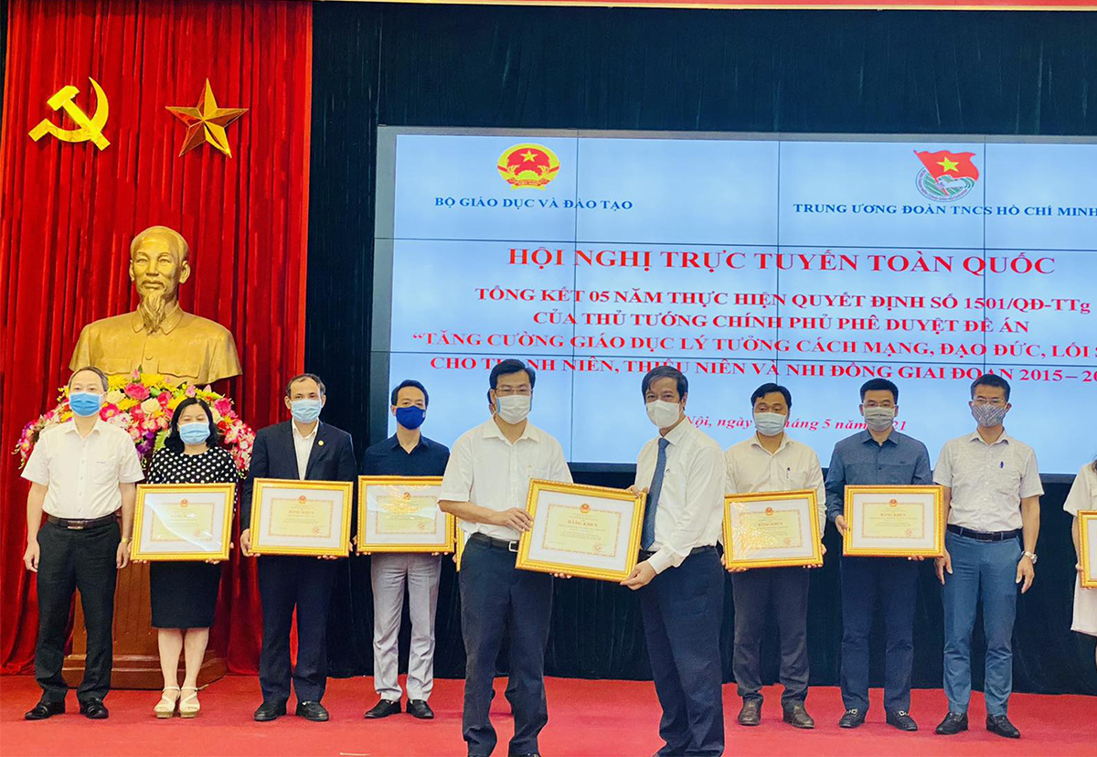 Phòng Chính trị và Công tác sinh viên nhận bằng khen của Bộ Giáo dục và Đào tạo trong việc tăng cường giáo dục lý tưởng Cách mạng , đạo đức, lối sống cho sinh viên