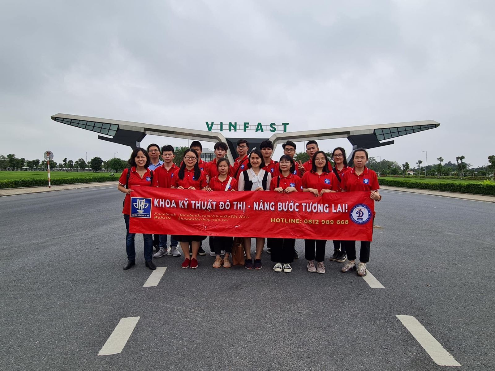 Sinh viên Khoa Khoa Kỹ thuật hạ tầng và môi trường Đô thị tham quan thực tế tại trạm xử lý nước thải Vinfast