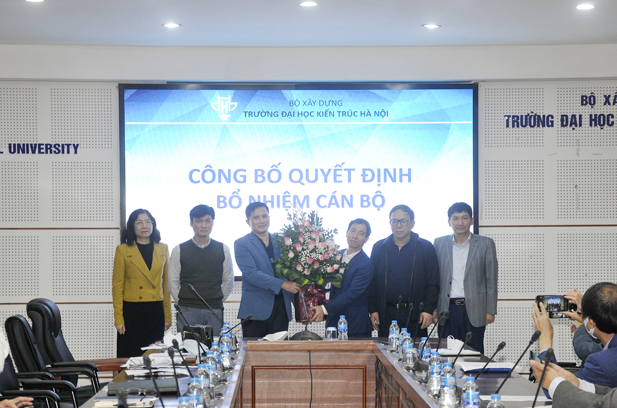 Trao quyết định bổ nhiệm lại cán bộ