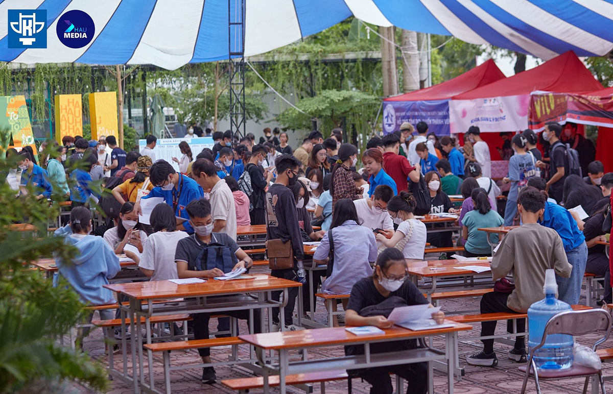 Khoảnh Khắc Quen - Cảm Xúc Lạ