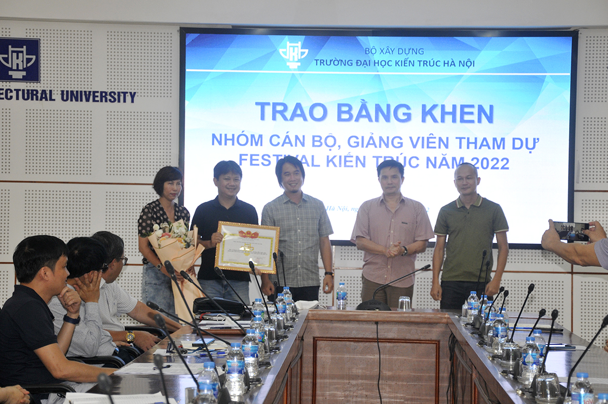 Công bố và trao Quyết định Khen thưởng tập thể giảng viên dẫn đoàn sinh viên tham gia Festival sinh viên Kiến trúc lần thứ XIII và Quyết định bổ nhiệm cán bộ