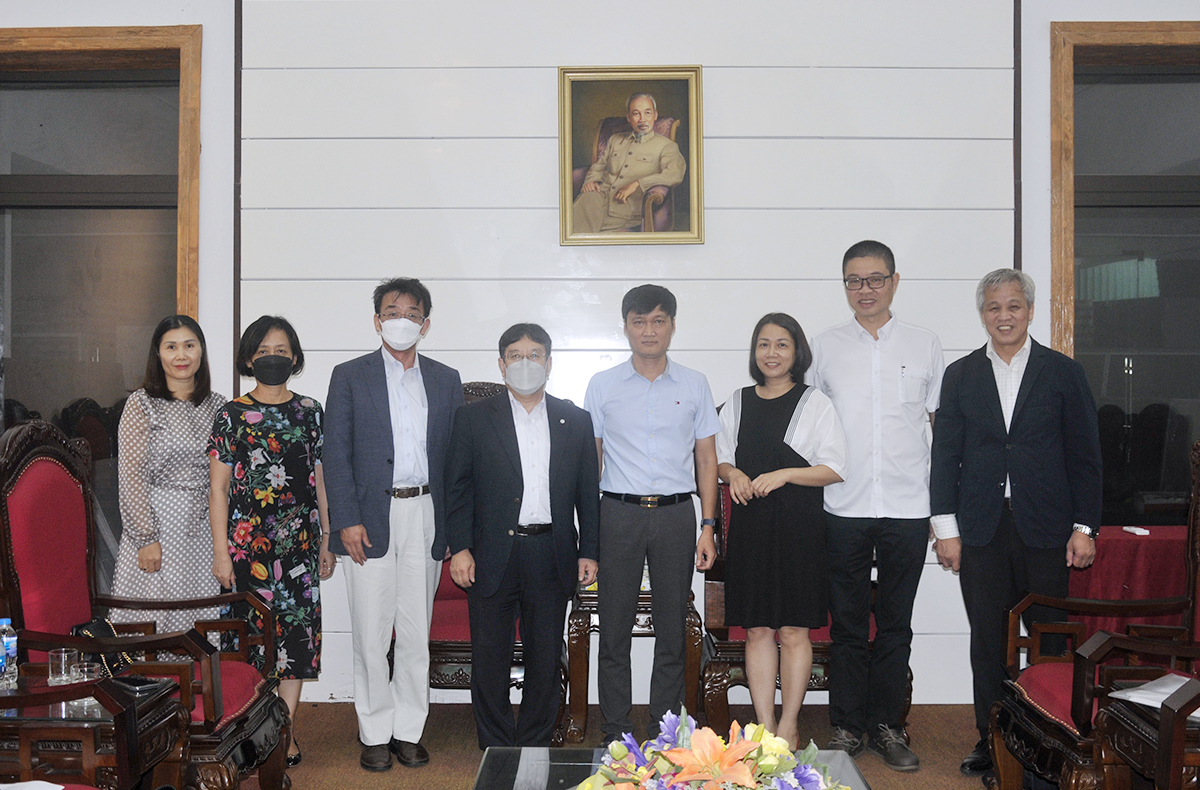 Chủ tịch Hội đồng Trường Đại học Kiến trúc Hà Nội, Tổng Biên tập Tạp chí Khoa học Kiến trúc và Xây dựng tiếp và làm việc với Phó Chủ tịch Học viện Công nghệ Muroran Nhật Bản