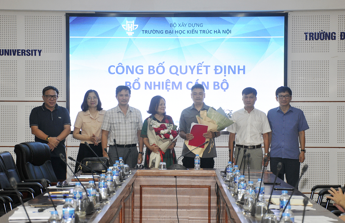 Trao quyết định bổ nhiệm và bổ nhiệm lại cán bộ