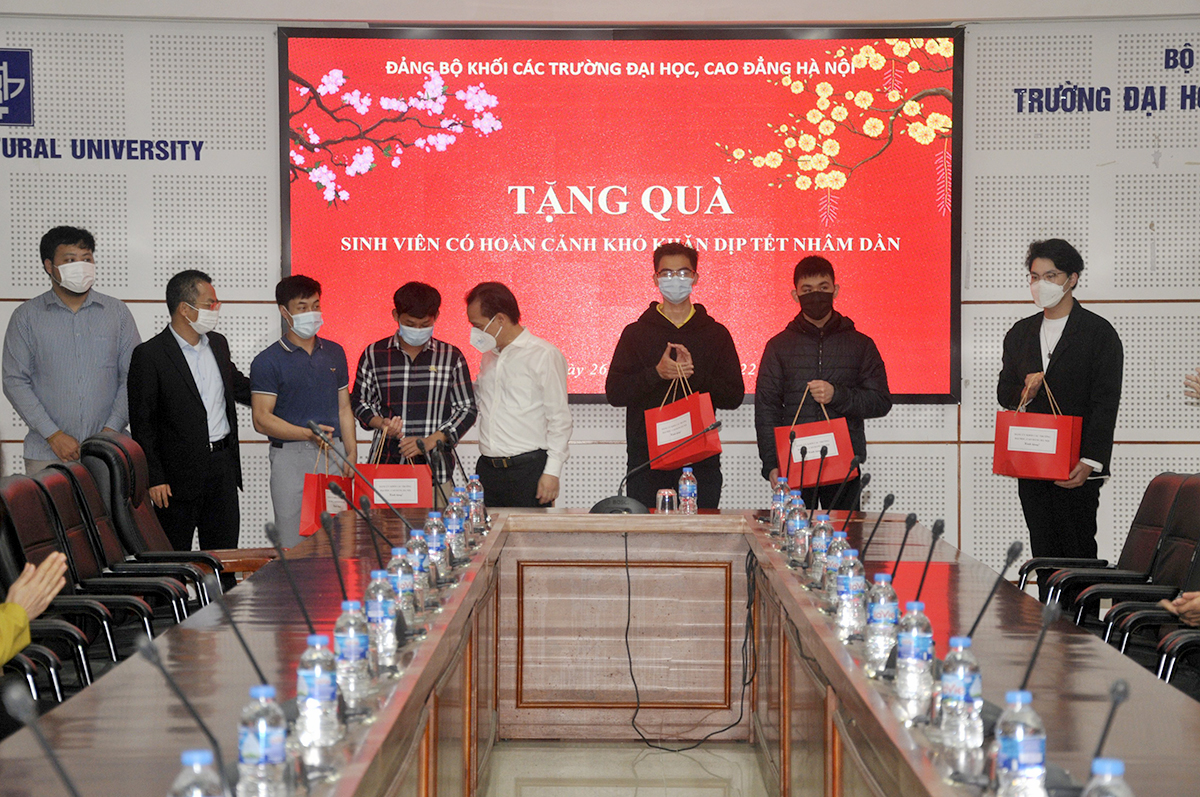 Tặng quà cho lưu sinh viên ở Việt Nam và sinh viên có hoàn cảnh khó khăn nhân dịp tết Nguyên đán Nhâm Dần 2022
