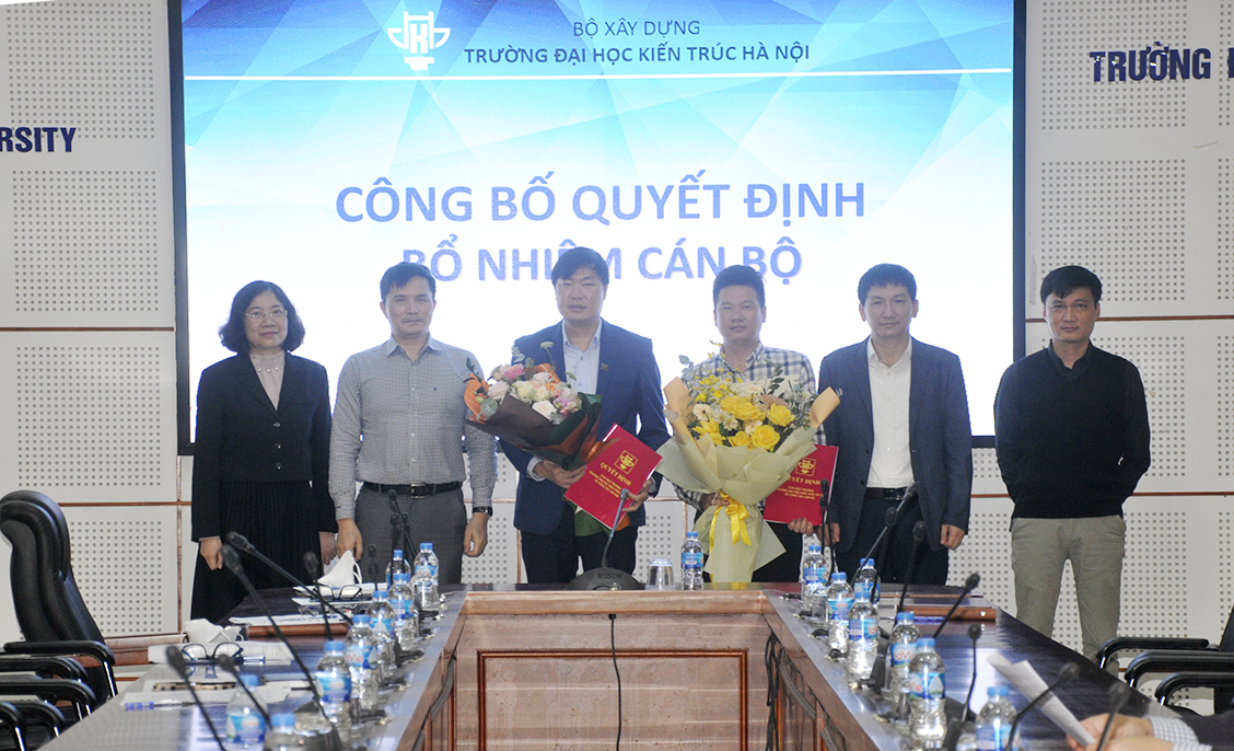 Trao quyết định bổ nhiệm lại cán bộ