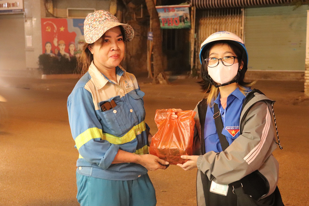 ‘Theo chân’ Đội Sinh viên tình nguyện HAU trong chuỗi hoạt động ‘Sắc xuân - vị Tết’ ấm áp nghĩa tình