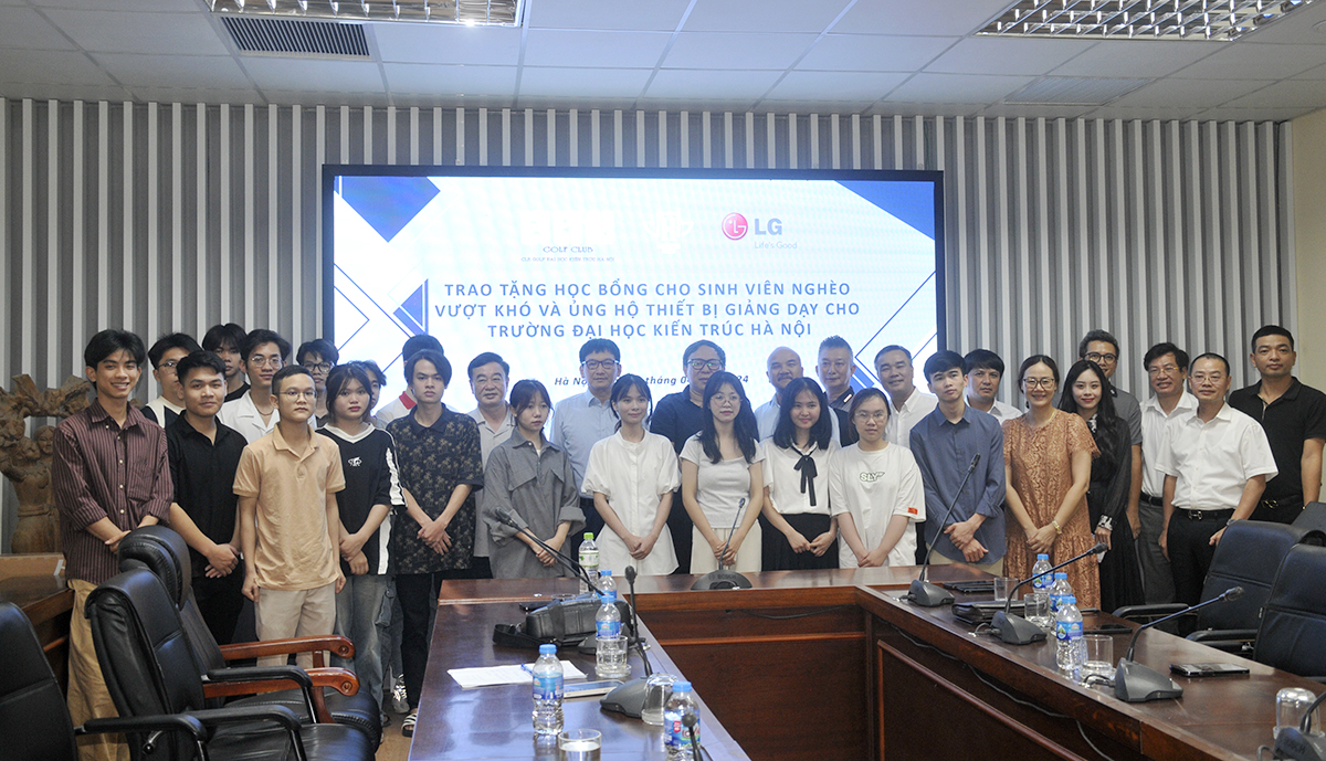 20 suất học bổng được CLB golf HAU trao đến tay các em sinh viên nghèo vượt khó của trường Đại học Kiến trúc Hà Nội