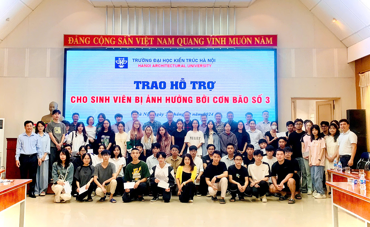 Trường Đại học Kiến trúc Hà Nội và Câu lạc bộ Golf cựu sinh viên trao 70 suất quà hỗ trợ sinh viên bị ảnh hưởng bởi cơn bão số 3 YAGI
