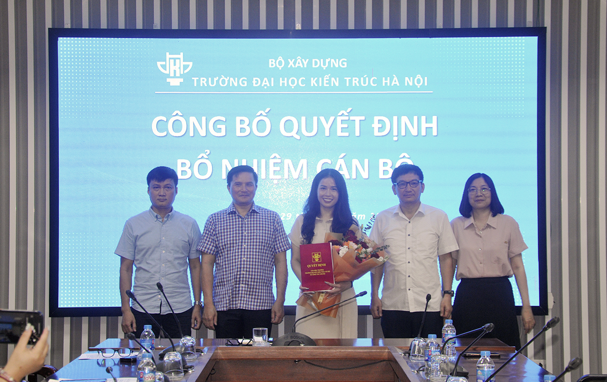 PGS.TS. Cù Thanh Thuỷ nhận Quyết định bổ nhiệm chức danh Phó Trưởng Khoa Quản lý đô thị Trường Đại học Kiến trúc Hà Nội