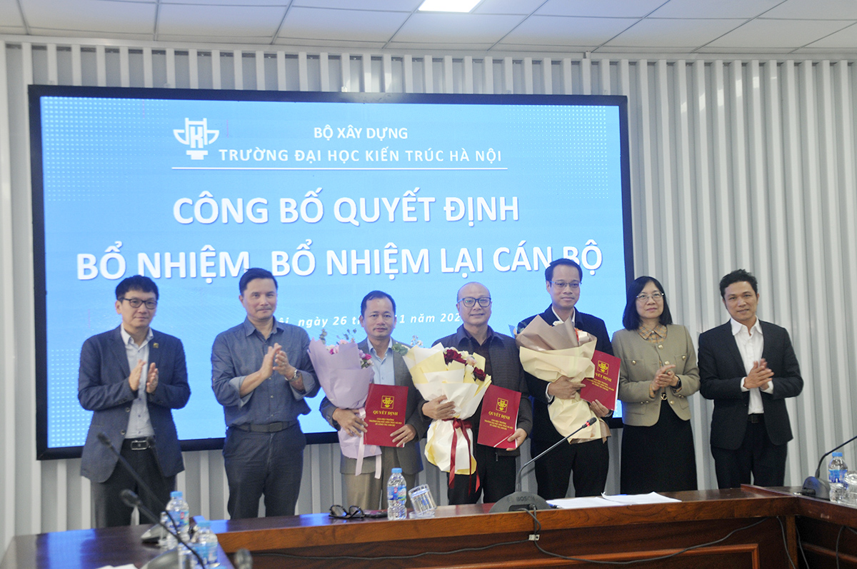 Hiệu trưởng Trường Đại học Kiến trúc Hà Nội trao quyết định bổ nhiệm lại lãnh đạo các đơn vị