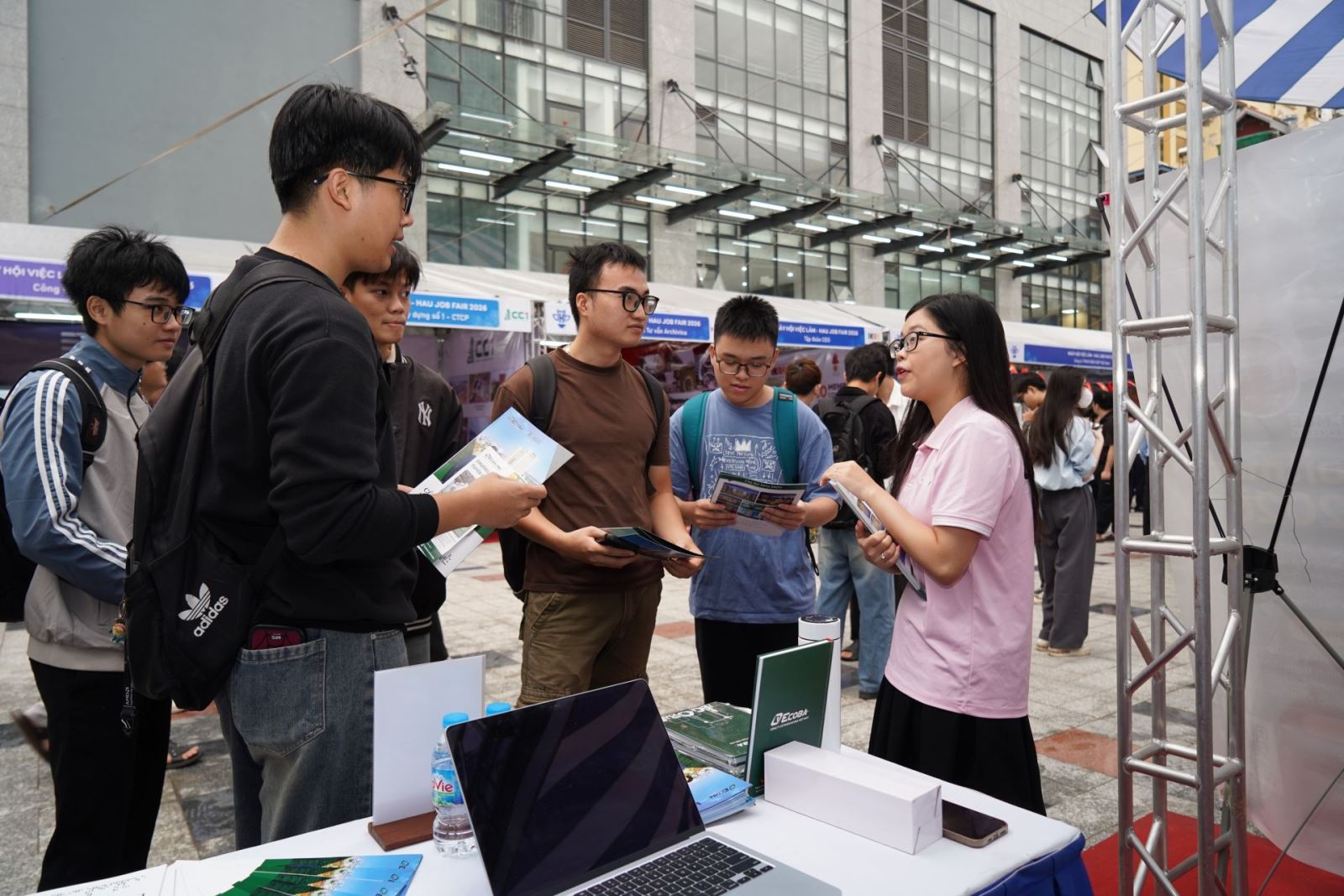 Hàng nghìn sinh viên tiếp cận nhà tuyển dụng, mở rộng cơ hội việc làm