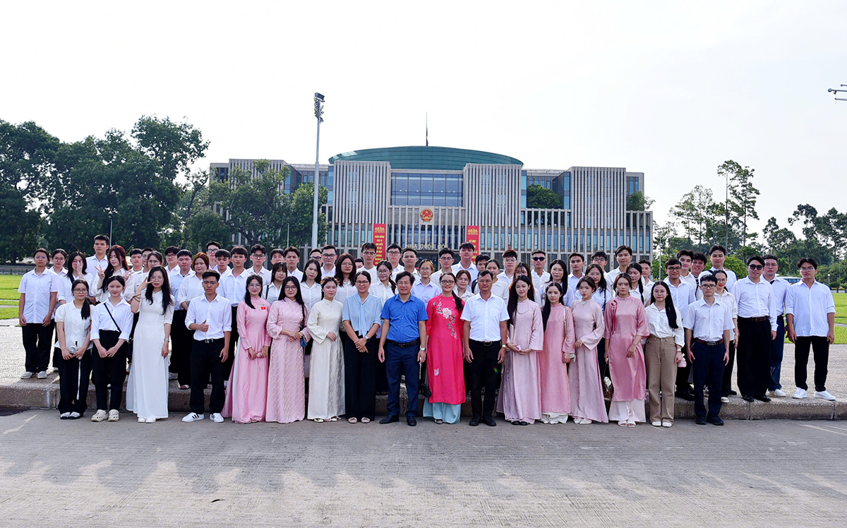 Chi bộ Sinh viên 2 tổ chức chương trình Sinh hoạt ngoại khoá theo chuyên đề và Lễ kết nạp Đảng viên mới tại Khu di tích Chủ tịch Hồ Chí Minh