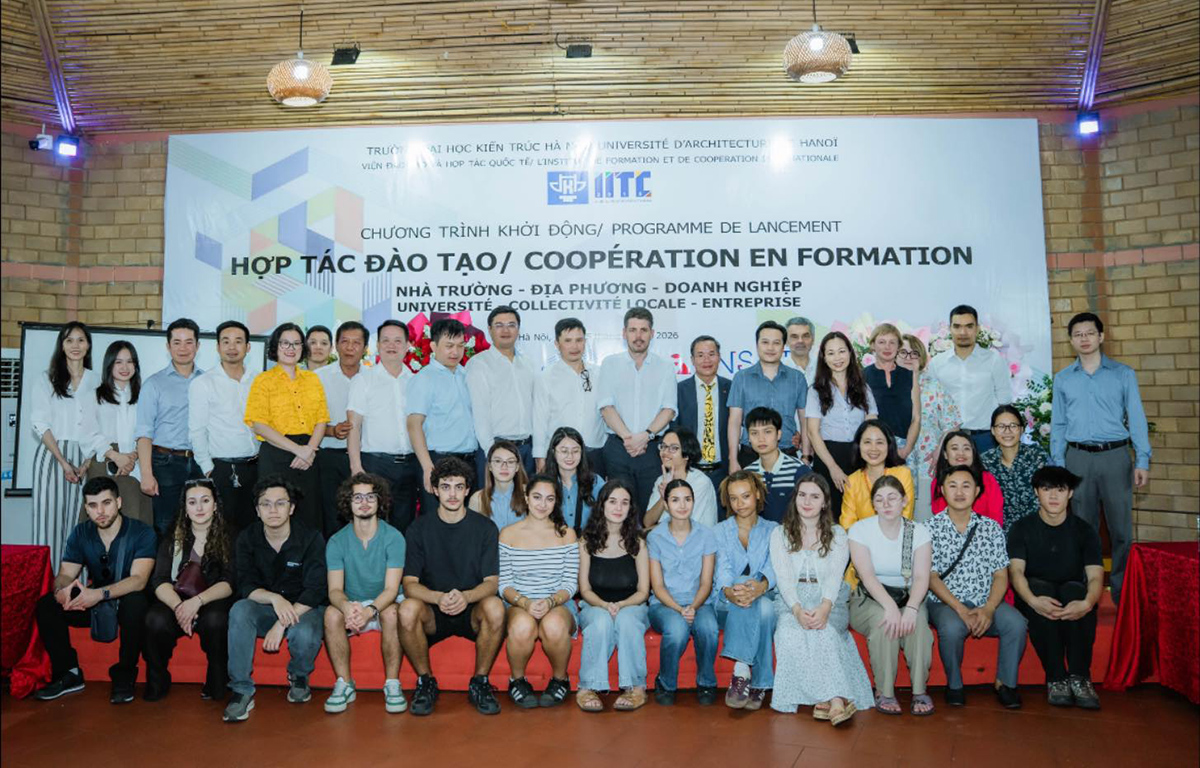 Lễ ký kết Thỏa thuận hợp tác đào tạo “3 nhà” và trao tặng tác phẩm “Ẩn Long Tọa” tại Phù Đổng Green Park