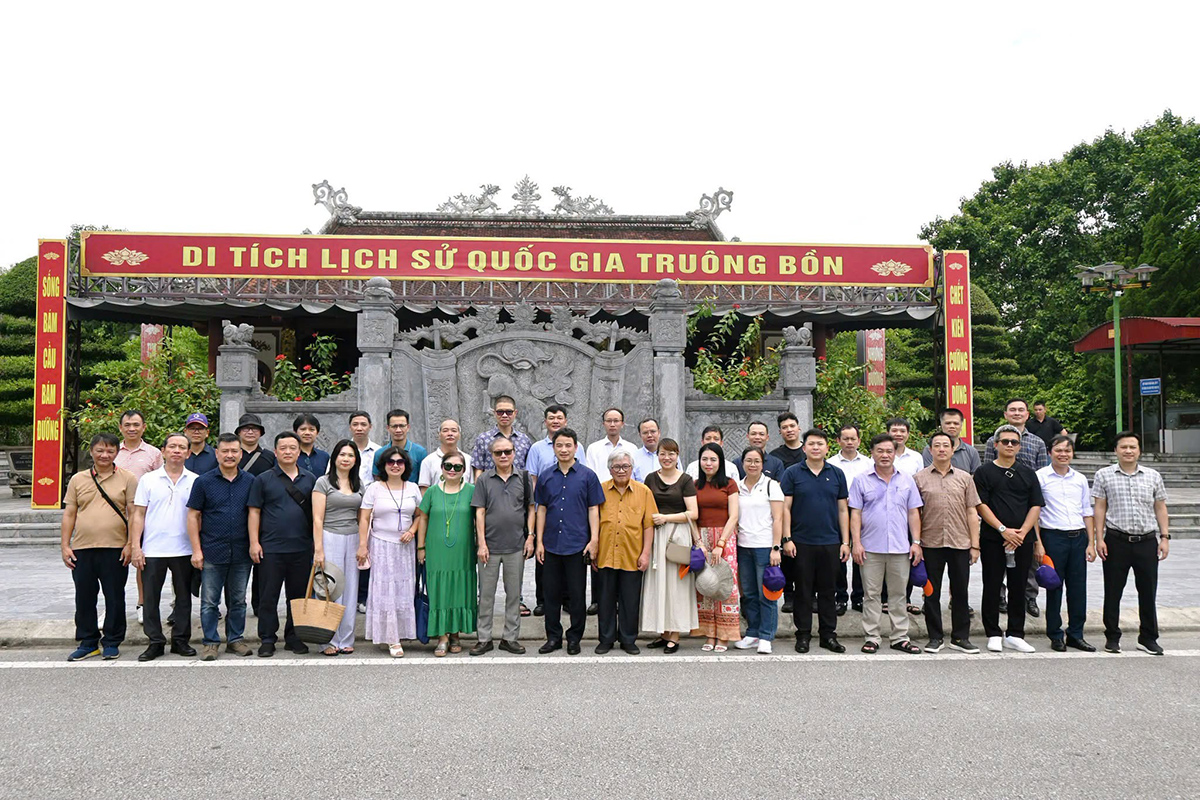 Đoàn công tác Trường Đại học Kiến trúc Hà Nội về nguồn, dâng hương tưởng niệm các Anh hùng liệt sĩ tại Khu di tích lịch sử Quốc gia Truông Bồn tỉnh Nghệ An