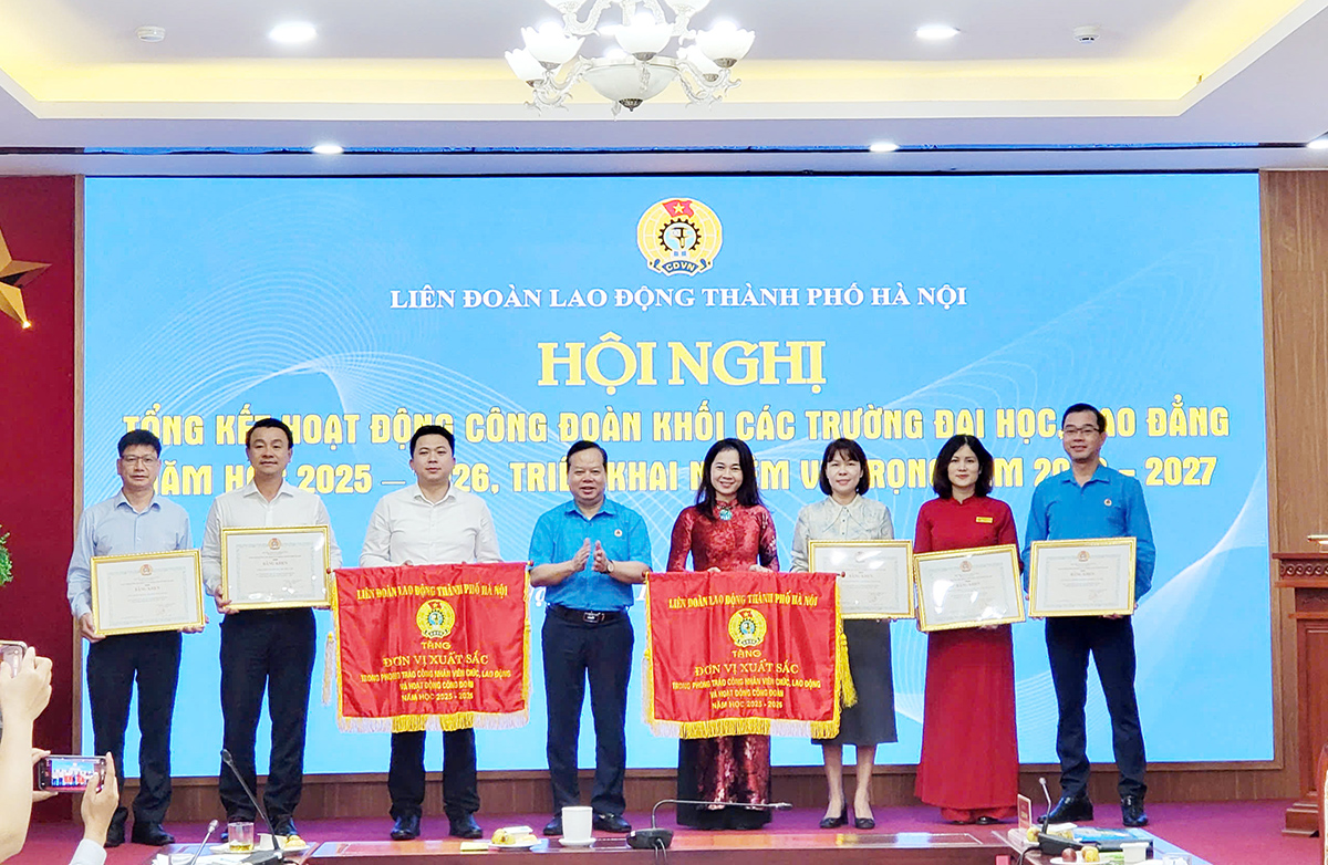 Công đoàn Trường Đại học Kiến trúc Hà Nội nhận Cờ thi đua xuất sắc của Liên đoàn Lao động Thành phố Hà Nội năm học 2025-2026